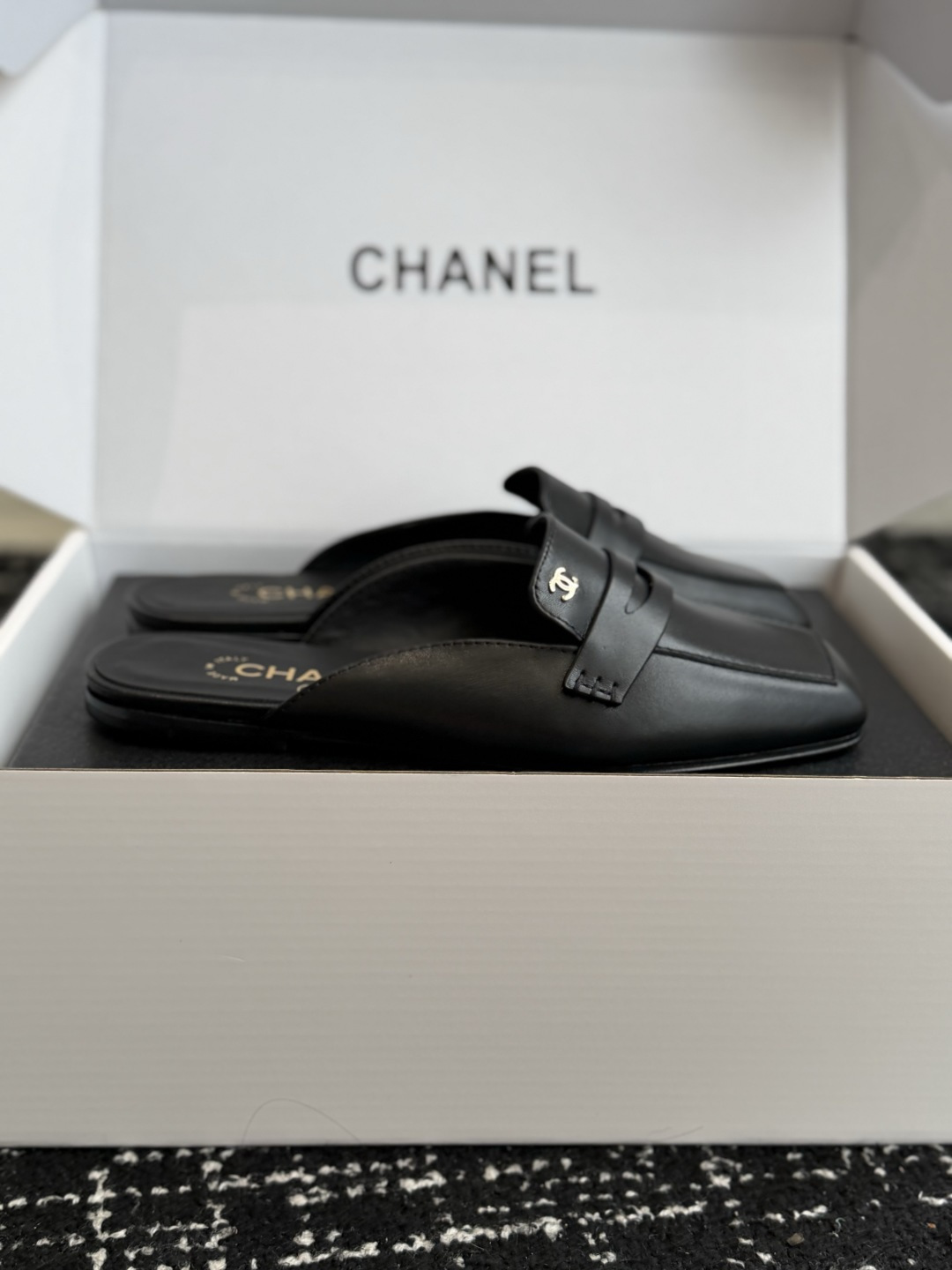 代购级 Chanel26SS新款方头拖鞋 经典方头鞋型自带复古高级感,拼色设计瞬间点亮整体造型,把香奈儿的品牌辨识度拉满 代购级 Chanel26SS新款方头拖鞋 经典方头鞋型自带复古高级感,拼色设计瞬间点亮整体造型,把香奈儿的品牌辨识度拉满