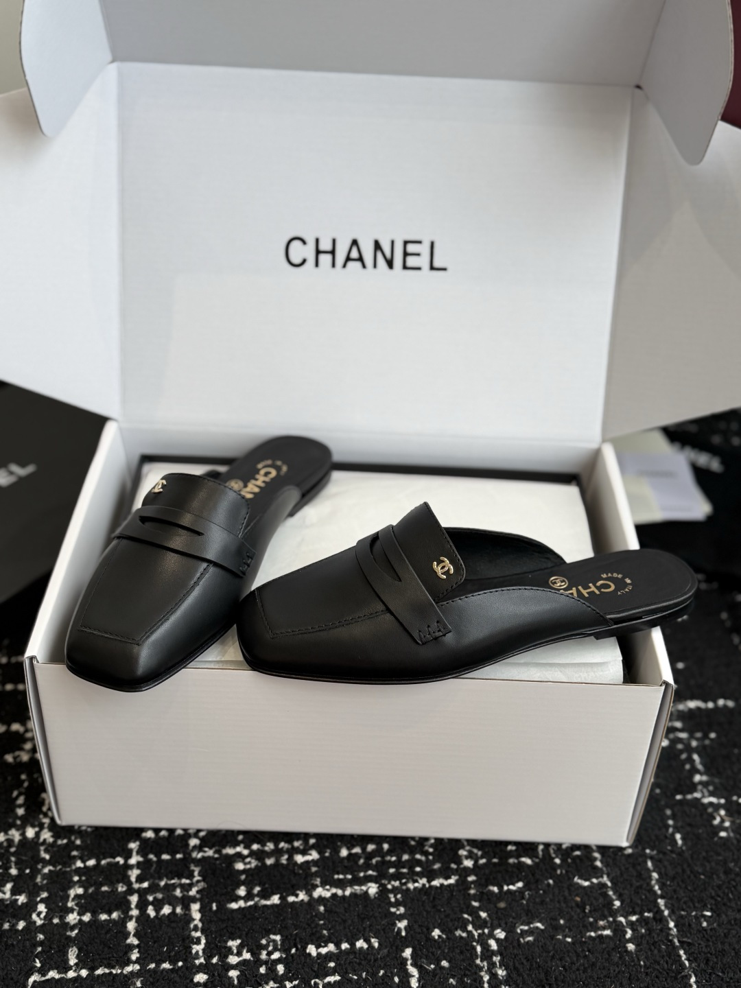 代购级 Chanel26SS新款方头拖鞋 经典方头鞋型自带复古高级感,拼色设计瞬间点亮整体造型,把香奈儿的品牌辨识度拉满 代购级 Chanel26SS新款方头拖鞋 经典方头鞋型自带复古高级感,拼色设计瞬间点亮整体造型,把香奈儿的品牌辨识度拉满