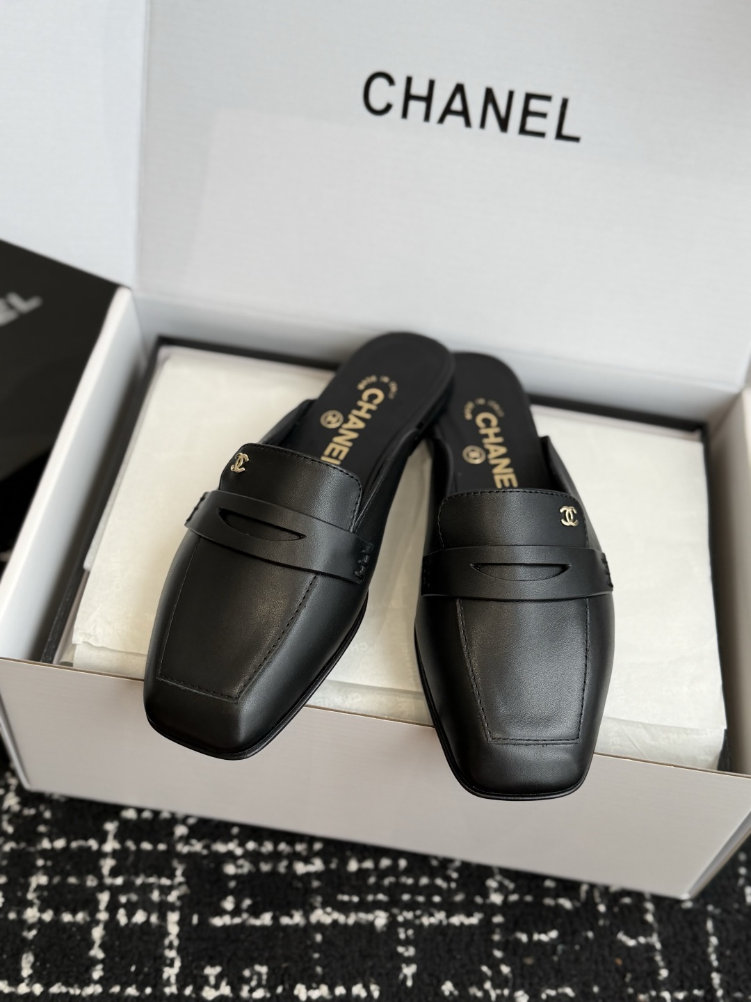 代购级 Chanel26SS新款方头拖鞋 经典方头鞋型自带复古高级感,拼色设计瞬间点亮整体造型,把香奈儿的品牌辨识度拉满 代购级 Chanel26SS新款方头拖鞋 经典方头鞋型自带复古高级感,拼色设计瞬间点亮整体造型,把香奈儿的品牌辨识度拉满