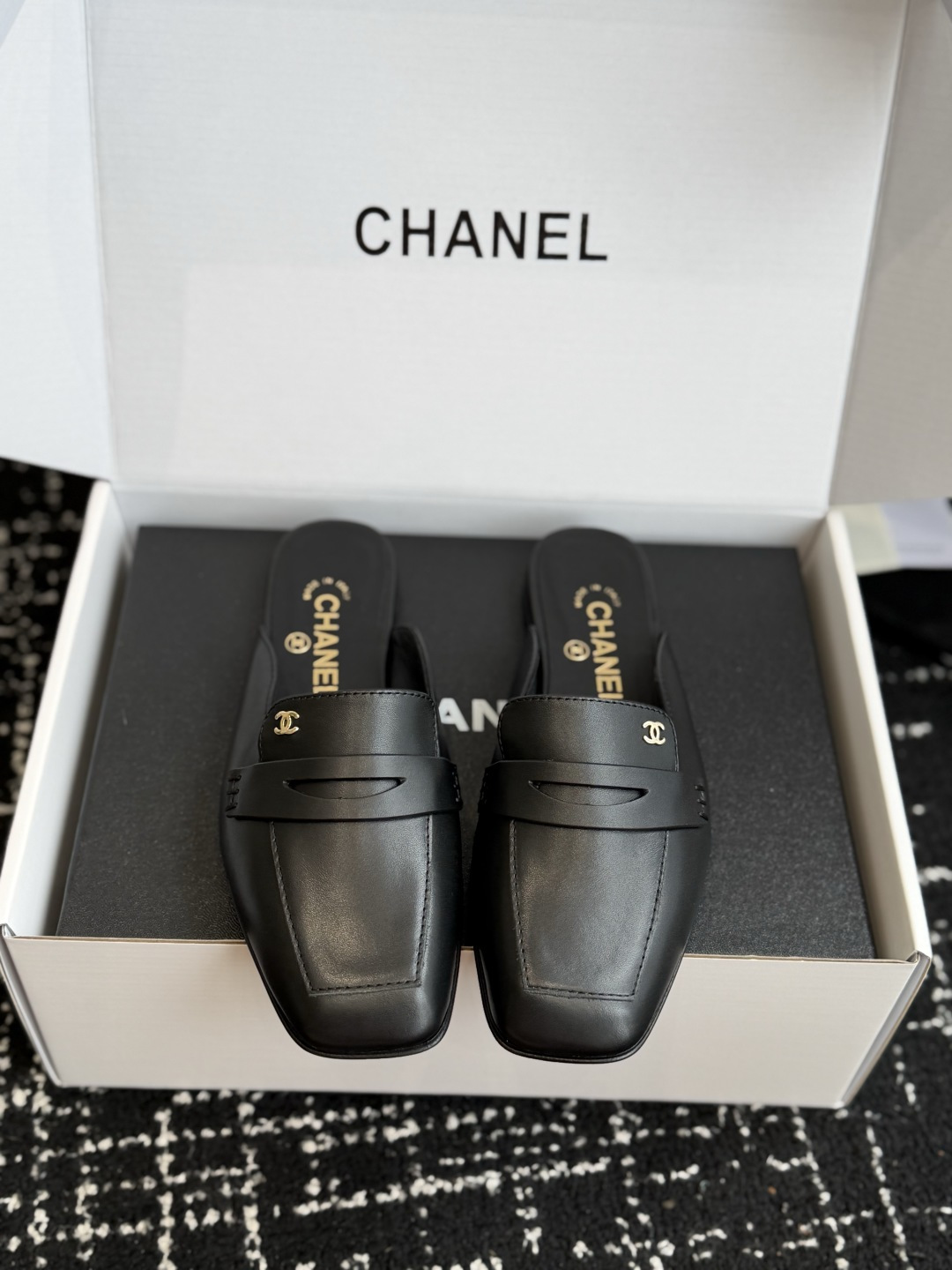 代购级 Chanel26SS新款方头拖鞋 经典方头鞋型自带复古高级感,拼色设计瞬间点亮整体造型,把香奈儿的品牌辨识度拉满 代购级 Chanel26SS新款方头拖鞋 经典方头鞋型自带复古高级感,拼色设计瞬间点亮整体造型,把香奈儿的品牌辨识度拉满