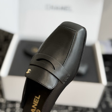 代购级 Chanel26SS新款方头拖鞋 经典方头鞋型自带复古高级感,拼色设计瞬间点亮整体造型,把香奈儿的品牌辨识度拉满 代购级 Chanel26SS新款方头拖鞋 经典方头鞋型自带复古高级感,拼色设计瞬间点亮整体造型,把香奈儿的品牌辨识度拉满