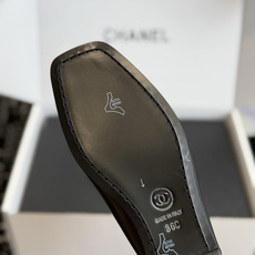 代购级 Chanel26SS新款方头拖鞋 经典方头鞋型自带复古高级感,拼色设计瞬间点亮整体造型,把香奈儿的品牌辨识度拉满 代购级 Chanel26SS新款方头拖鞋 经典方头鞋型自带复古高级感,拼色设计瞬间点亮整体造型,把香奈儿的品牌辨识度拉满