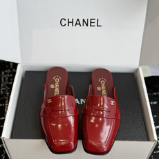 代购级 Chanel26SS新款方头拖鞋 经典方头鞋型自带复古高级感,拼色设计瞬间点亮整体造型,把香奈儿的品牌辨识度拉满 代购级 Chanel26SS新款方头拖鞋 经典方头鞋型自带复古高级感,拼色设计瞬间点亮整体造型,把香奈儿的品牌辨识度拉满