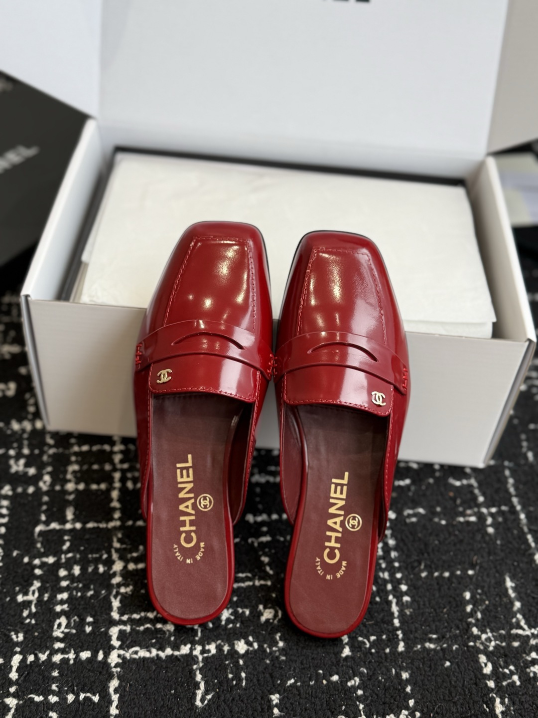 代购级 Chanel26SS新款方头拖鞋 经典方头鞋型自带复古高级感,拼色设计瞬间点亮整体造型,把香奈儿的品牌辨识度拉满 代购级 Chanel26SS新款方头拖鞋 经典方头鞋型自带复古高级感,拼色设计瞬间点亮整体造型,把香奈儿的品牌辨识度拉满