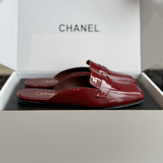 代购级 Chanel26SS新款方头拖鞋 经典方头鞋型自带复古高级感,拼色设计瞬间点亮整体造型,把香奈儿的品牌辨识度拉满 代购级 Chanel26SS新款方头拖鞋 经典方头鞋型自带复古高级感,拼色设计瞬间点亮整体造型,把香奈儿的品牌辨识度拉满