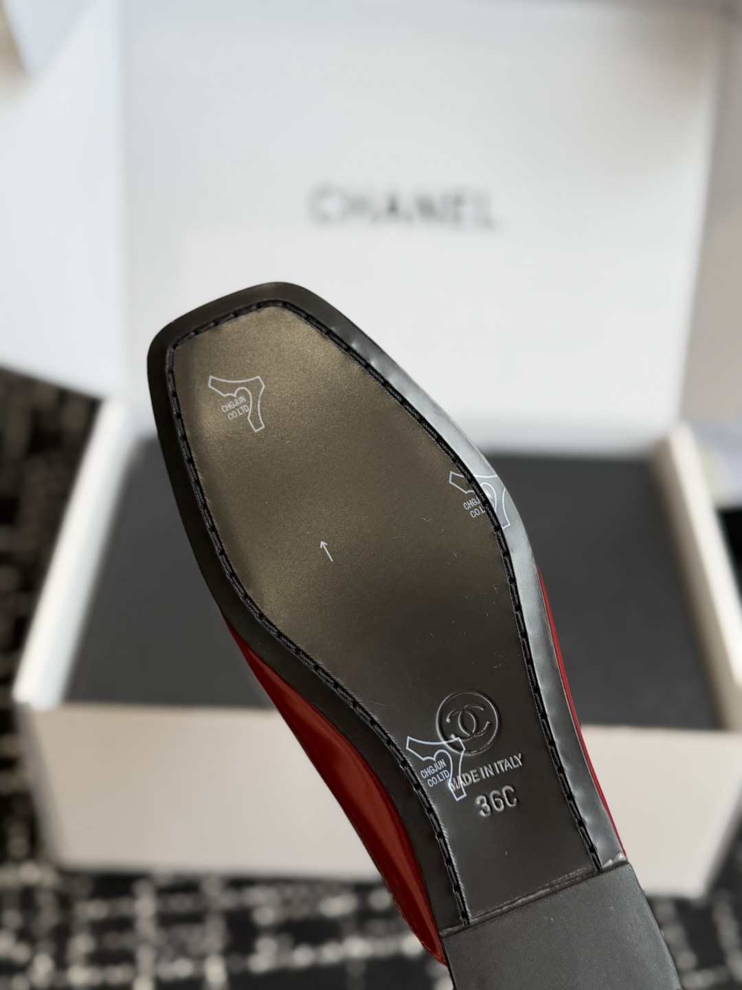 代购级 Chanel26SS新款方头拖鞋 经典方头鞋型自带复古高级感,拼色设计瞬间点亮整体造型,把香奈儿的品牌辨识度拉满 代购级 Chanel26SS新款方头拖鞋 经典方头鞋型自带复古高级感,拼色设计瞬间点亮整体造型,把香奈儿的品牌辨识度拉满