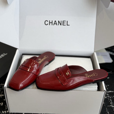 代购级 Chanel26SS新款方头拖鞋 经典方头鞋型自带复古高级感,拼色设计瞬间点亮整体造型,把香奈儿的品牌辨识度拉满 代购级 Chanel26SS新款方头拖鞋 经典方头鞋型自带复古高级感,拼色设计瞬间点亮整体造型,把香奈儿的品牌辨识度拉满