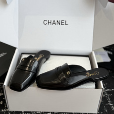 代购级 Chanel26SS新款方头拖鞋 经典方头鞋型自带复古高级感,拼色设计瞬间点亮整体造型,把香奈儿的品牌辨识度拉满 代购级 Chanel26SS新款方头拖鞋 经典方头鞋型自带复古高级感,拼色设计瞬间点亮整体造型,把香奈儿的品牌辨识度拉满