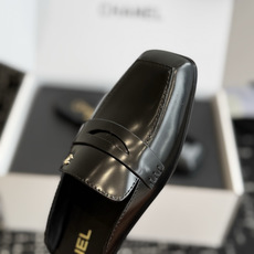 代购级 Chanel26SS新款方头拖鞋 经典方头鞋型自带复古高级感,拼色设计瞬间点亮整体造型,把香奈儿的品牌辨识度拉满 代购级 Chanel26SS新款方头拖鞋 经典方头鞋型自带复古高级感,拼色设计瞬间点亮整体造型,把香奈儿的品牌辨识度拉满