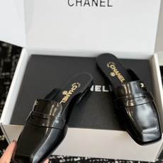 代购级 Chanel26SS新款方头拖鞋 经典方头鞋型自带复古高级感,拼色设计瞬间点亮整体造型,把香奈儿的品牌辨识度拉满 代购级 Chanel26SS新款方头拖鞋 经典方头鞋型自带复古高级感,拼色设计瞬间点亮整体造型,把香奈儿的品牌辨识度拉满