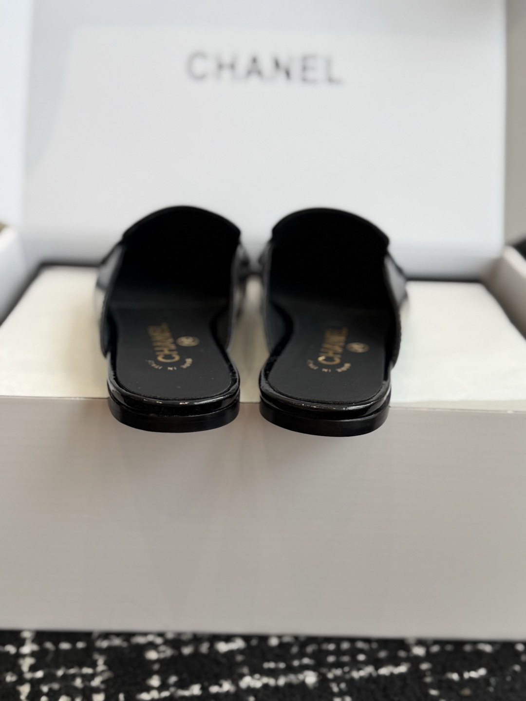 代购级 Chanel26SS新款方头拖鞋 经典方头鞋型自带复古高级感,拼色设计瞬间点亮整体造型,把香奈儿的品牌辨识度拉满 代购级 Chanel26SS新款方头拖鞋 经典方头鞋型自带复古高级感,拼色设计瞬间点亮整体造型,把香奈儿的品牌辨识度拉满