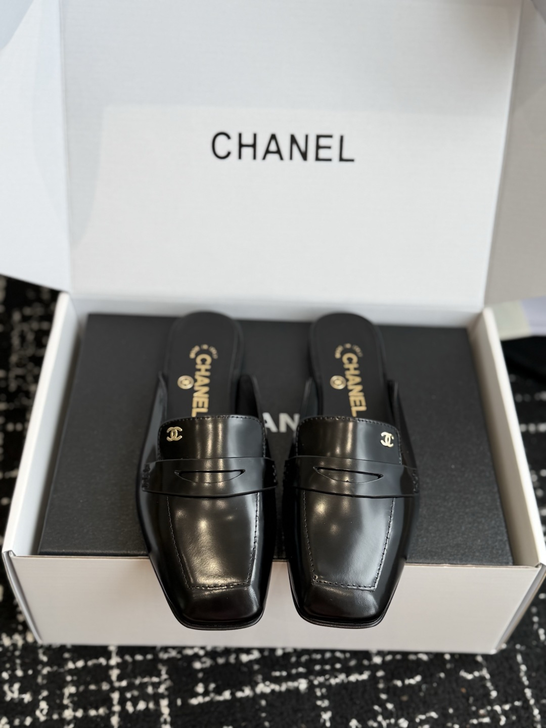 代购级 Chanel26SS新款方头拖鞋 经典方头鞋型自带复古高级感,拼色设计瞬间点亮整体造型,把香奈儿的品牌辨识度拉满 代购级 Chanel26SS新款方头拖鞋 经典方头鞋型自带复古高级感,拼色设计瞬间点亮整体造型,把香奈儿的品牌辨识度拉满