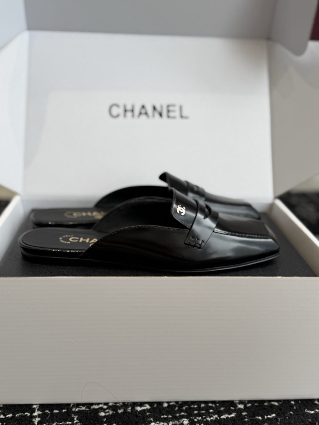 代购级 Chanel26SS新款方头拖鞋 经典方头鞋型自带复古高级感,拼色设计瞬间点亮整体造型,把香奈儿的品牌辨识度拉满 代购级 Chanel26SS新款方头拖鞋 经典方头鞋型自带复古高级感,拼色设计瞬间点亮整体造型,把香奈儿的品牌辨识度拉满