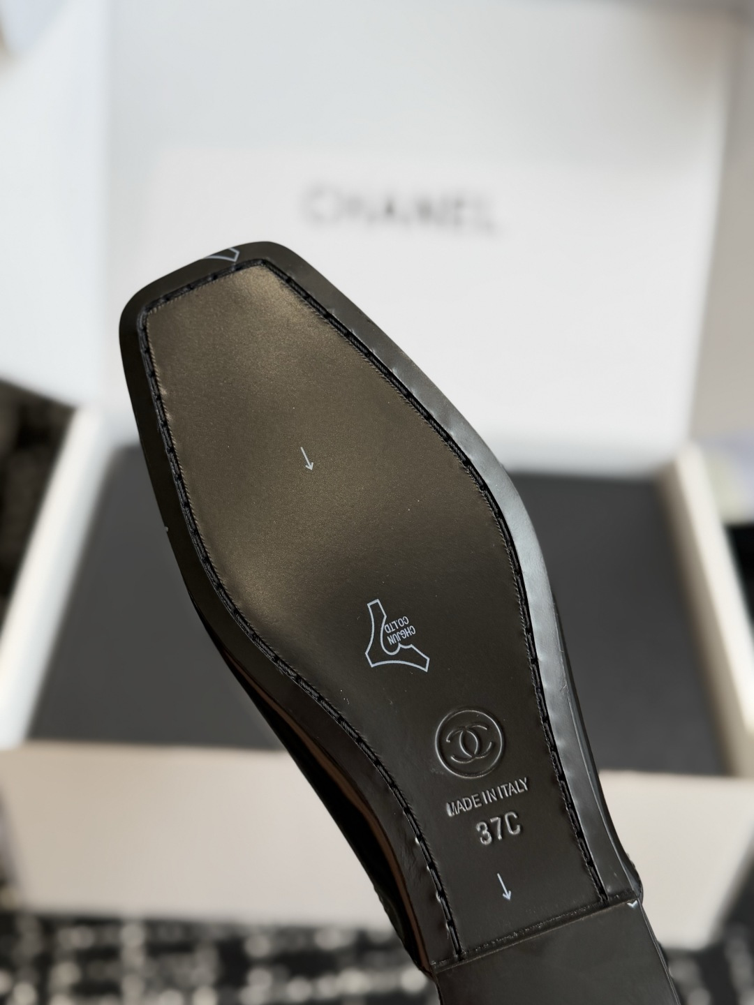 代购级 Chanel26SS新款方头拖鞋 经典方头鞋型自带复古高级感,拼色设计瞬间点亮整体造型,把香奈儿的品牌辨识度拉满 代购级 Chanel26SS新款方头拖鞋 经典方头鞋型自带复古高级感,拼色设计瞬间点亮整体造型,把香奈儿的品牌辨识度拉满