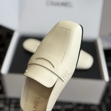 代购级 Chanel26SS新款方头拖鞋 经典方头鞋型自带复古高级感,拼色设计瞬间点亮整体造型,把香奈儿的品牌辨识度拉满 代购级 Chanel26SS新款方头拖鞋 经典方头鞋型自带复古高级感,拼色设计瞬间点亮整体造型,把香奈儿的品牌辨识度拉满
