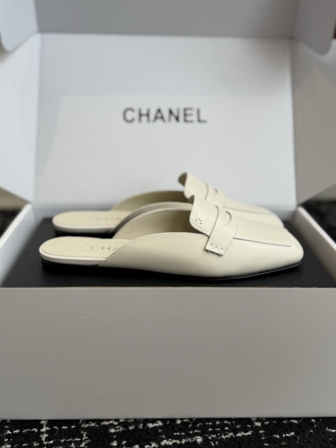 代购级 Chanel26SS新款方头拖鞋 经典方头鞋型自带复古高级感,拼色设计瞬间点亮整体造型,把香奈儿的品牌辨识度拉满 代购级 Chanel26SS新款方头拖鞋 经典方头鞋型自带复古高级感,拼色设计瞬间点亮整体造型,把香奈儿的品牌辨识度拉满