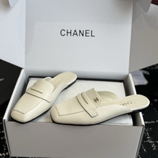 代购级 Chanel26SS新款方头拖鞋 经典方头鞋型自带复古高级感,拼色设计瞬间点亮整体造型,把香奈儿的品牌辨识度拉满 代购级 Chanel26SS新款方头拖鞋 经典方头鞋型自带复古高级感,拼色设计瞬间点亮整体造型,把香奈儿的品牌辨识度拉满