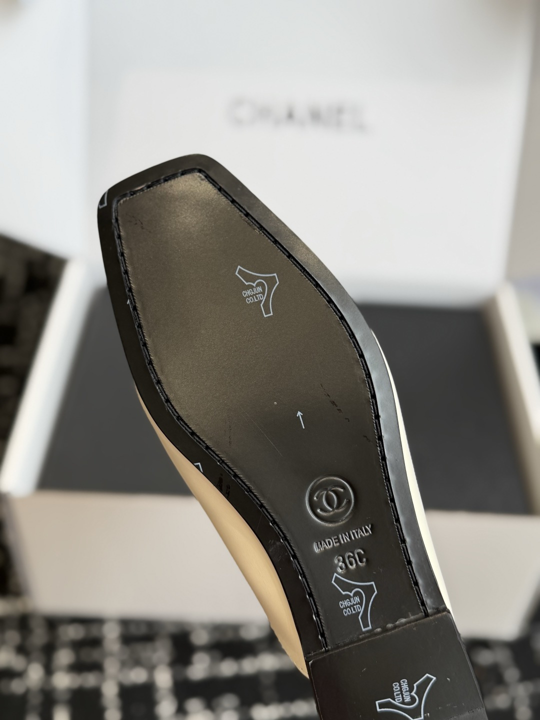 代购级 Chanel26SS新款方头拖鞋 经典方头鞋型自带复古高级感,拼色设计瞬间点亮整体造型,把香奈儿的品牌辨识度拉满 代购级 Chanel26SS新款方头拖鞋 经典方头鞋型自带复古高级感,拼色设计瞬间点亮整体造型,把香奈儿的品牌辨识度拉满