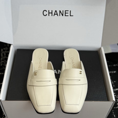 代购级 Chanel26SS新款方头拖鞋 经典方头鞋型自带复古高级感,拼色设计瞬间点亮整体造型,把香奈儿的品牌辨识度拉满 代购级 Chanel26SS新款方头拖鞋 经典方头鞋型自带复古高级感,拼色设计瞬间点亮整体造型,把香奈儿的品牌辨识度拉满