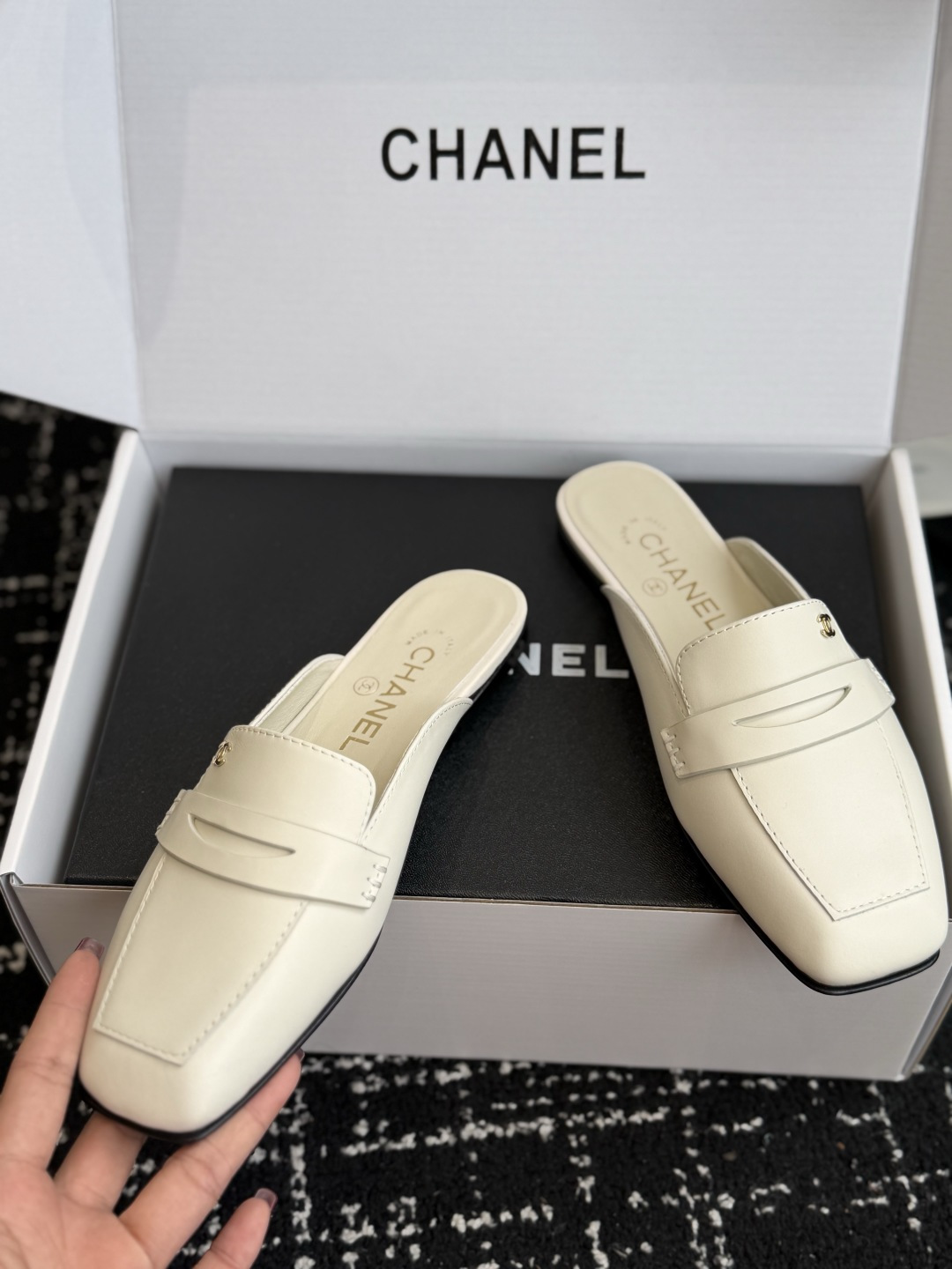 代购级 Chanel26SS新款方头拖鞋 经典方头鞋型自带复古高级感,拼色设计瞬间点亮整体造型,把香奈儿的品牌辨识度拉满 代购级 Chanel26SS新款方头拖鞋 经典方头鞋型自带复古高级感,拼色设计瞬间点亮整体造型,把香奈儿的品牌辨识度拉满