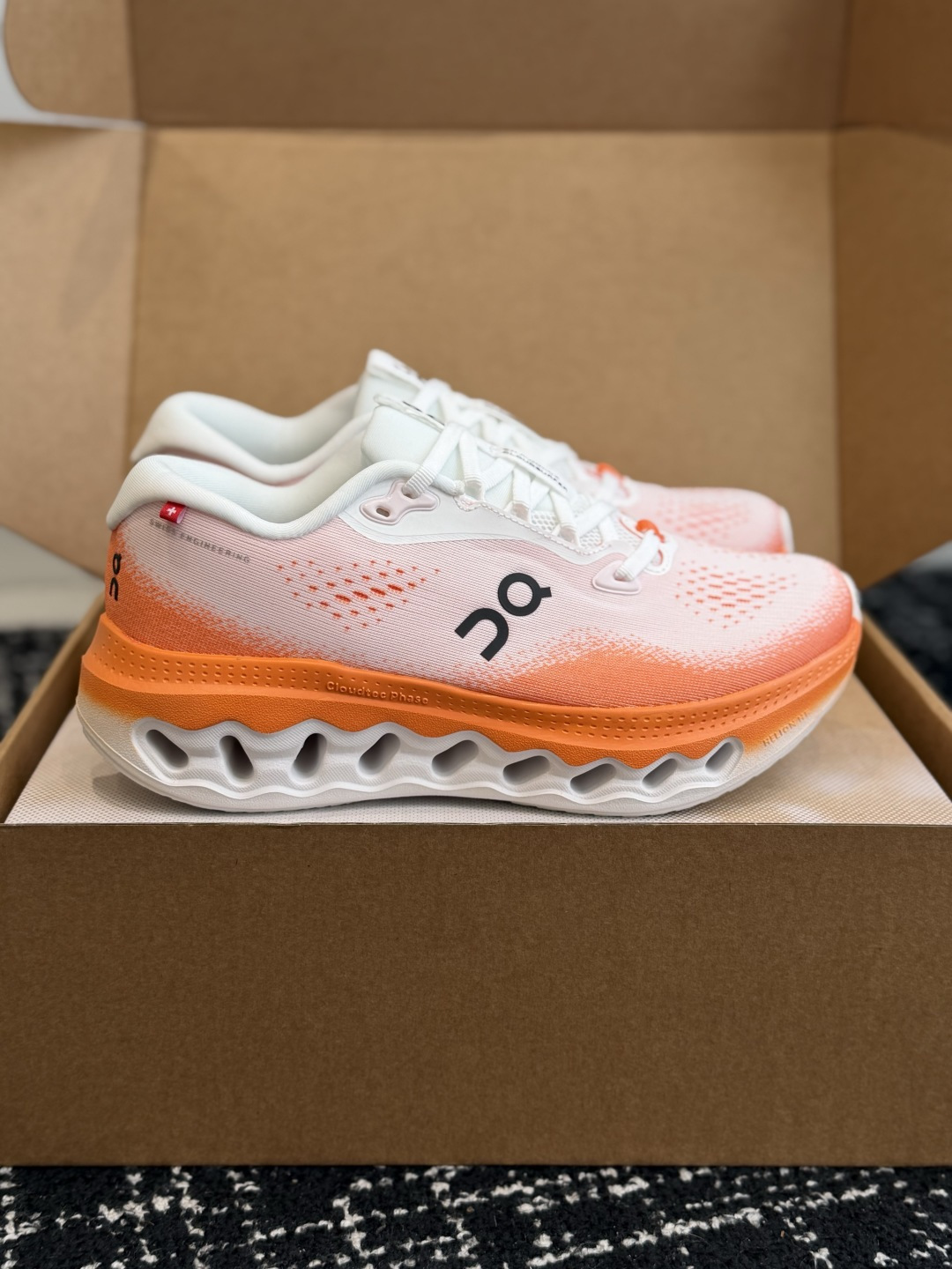 东莞代购级 On 昂跑 Cloudsurfer 冲浪者 3 代 时尚潮流 舒适透气 超级轻便 生活休闲 运动跑鞋! 东莞代购级 On 昂跑 Cloudsurfer 冲浪者 3 代 时尚潮流 舒适透气 超级轻便 生活休闲 运动跑鞋!