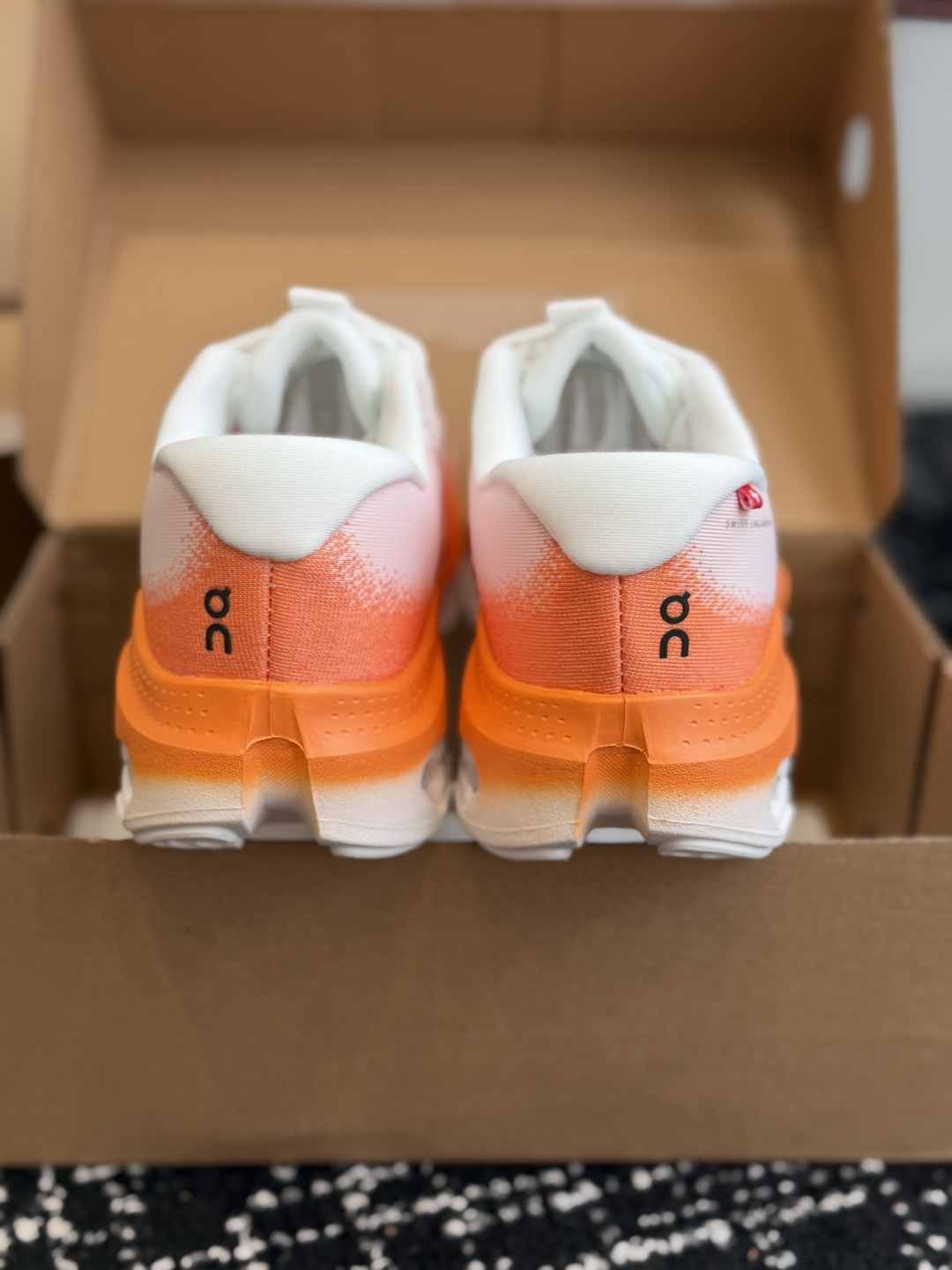 东莞代购级 On 昂跑 Cloudsurfer 冲浪者 3 代 时尚潮流 舒适透气 超级轻便 生活休闲 运动跑鞋! 东莞代购级 On 昂跑 Cloudsurfer 冲浪者 3 代 时尚潮流 舒适透气 超级轻便 生活休闲 运动跑鞋!