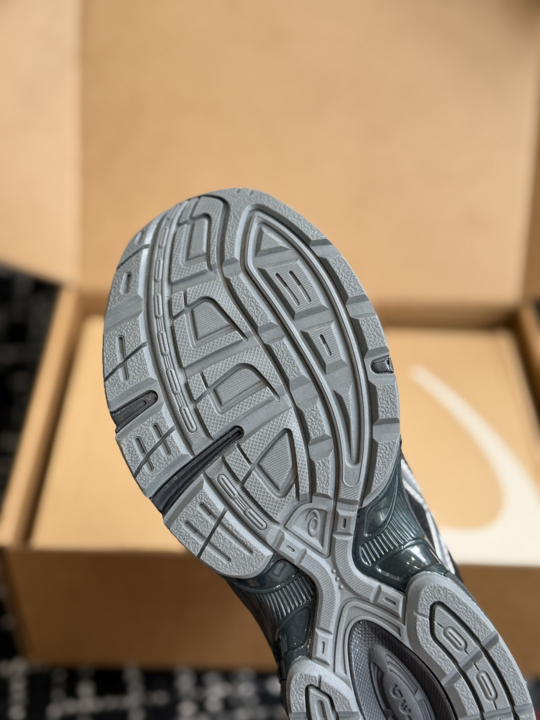 东莞代购级 ASICS Gel-1130 亚瑟士一脚蹬 舒适贴合包头拖鞋,将日系极简美学与人体工学科技完美融合。(便捷穿 东莞代购级 ASICS Gel-1130 亚瑟士一脚蹬 舒适贴合包头拖鞋,将日系极简美学与人体工学科技完美融合。(便捷穿
