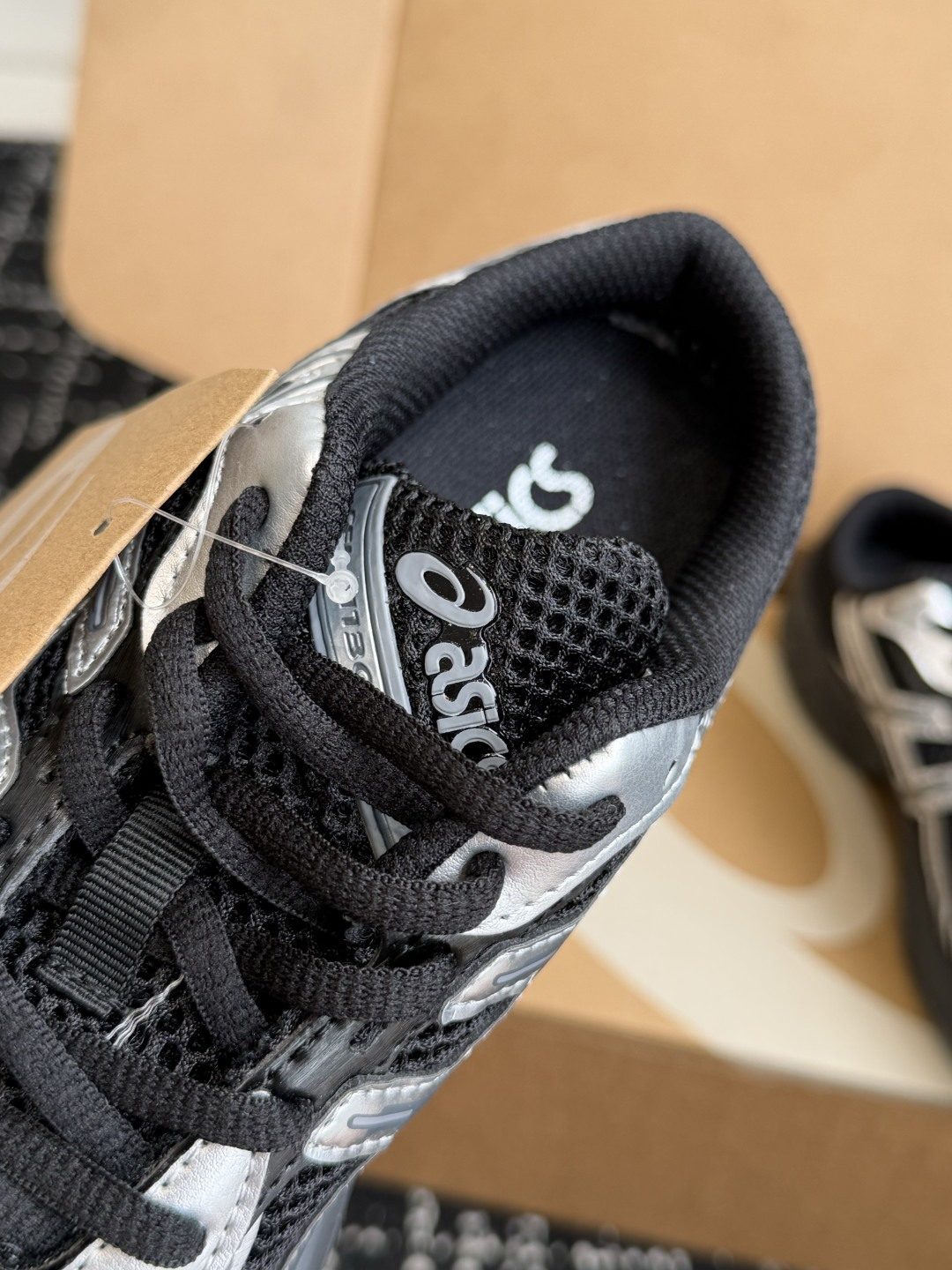 东莞代购级 ASICS Gel-1130 亚瑟士一脚蹬 舒适贴合包头拖鞋,将日系极简美学与人体工学科技完美融合。(便捷穿 东莞代购级 ASICS Gel-1130 亚瑟士一脚蹬 舒适贴合包头拖鞋,将日系极简美学与人体工学科技完美融合。(便捷穿