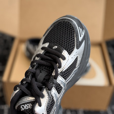 东莞代购级 ASICS Gel-1130 亚瑟士一脚蹬 舒适贴合包头拖鞋,将日系极简美学与人体工学科技完美融合。(便捷穿 东莞代购级 ASICS Gel-1130 亚瑟士一脚蹬 舒适贴合包头拖鞋,将日系极简美学与人体工学科技完美融合。(便捷穿