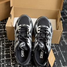 东莞代购级 ASICS Gel-1130 亚瑟士一脚蹬 舒适贴合包头拖鞋,将日系极简美学与人体工学科技完美融合。(便捷穿 东莞代购级 ASICS Gel-1130 亚瑟士一脚蹬 舒适贴合包头拖鞋,将日系极简美学与人体工学科技完美融合。(便捷穿