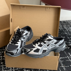 东莞代购级 ASICS Gel-1130 亚瑟士一脚蹬 舒适贴合包头拖鞋,将日系极简美学与人体工学科技完美融合。(便捷穿 东莞代购级 ASICS Gel-1130 亚瑟士一脚蹬 舒适贴合包头拖鞋,将日系极简美学与人体工学科技完美融合。(便捷穿