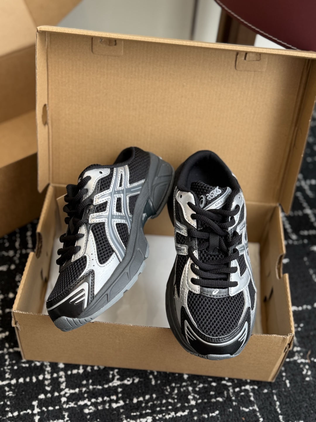 东莞代购级 ASICS Gel-1130 亚瑟士一脚蹬 舒适贴合包头拖鞋,将日系极简美学与人体工学科技完美融合。(便捷穿 东莞代购级 ASICS Gel-1130 亚瑟士一脚蹬 舒适贴合包头拖鞋,将日系极简美学与人体工学科技完美融合。(便捷穿