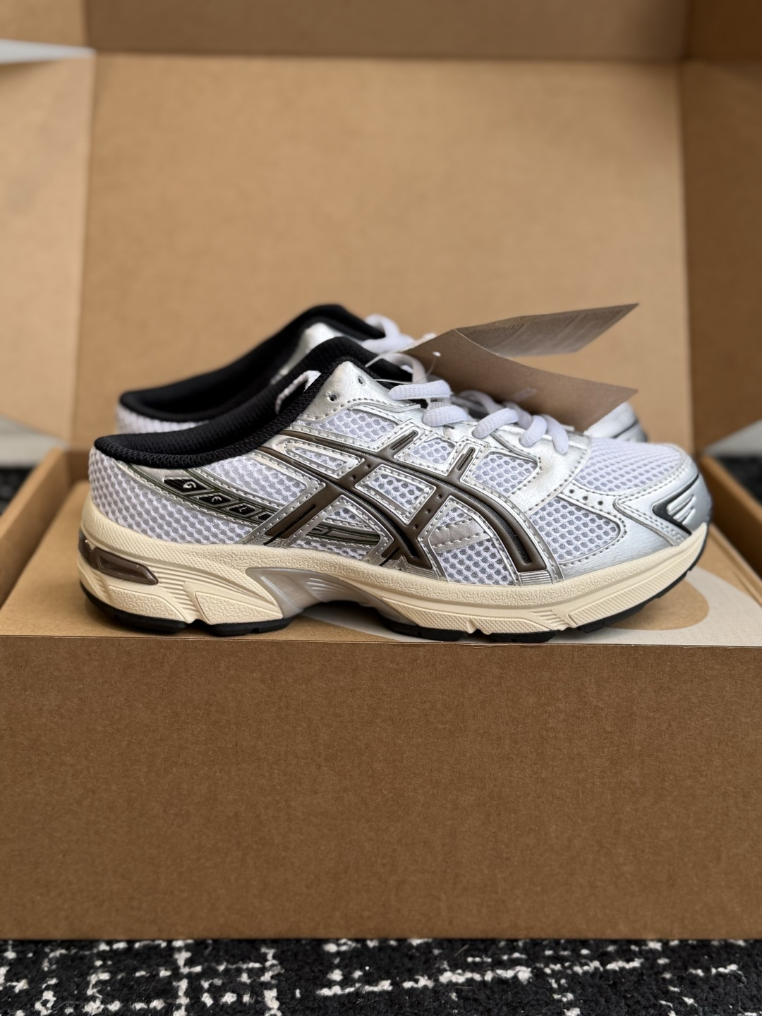 东莞代购级 ASICS Gel-1130 亚瑟士一脚蹬 舒适贴合包头拖鞋,将日系极简美学与人体工学科技完美融合。(便捷穿 东莞代购级 ASICS Gel-1130 亚瑟士一脚蹬 舒适贴合包头拖鞋,将日系极简美学与人体工学科技完美融合。(便捷穿