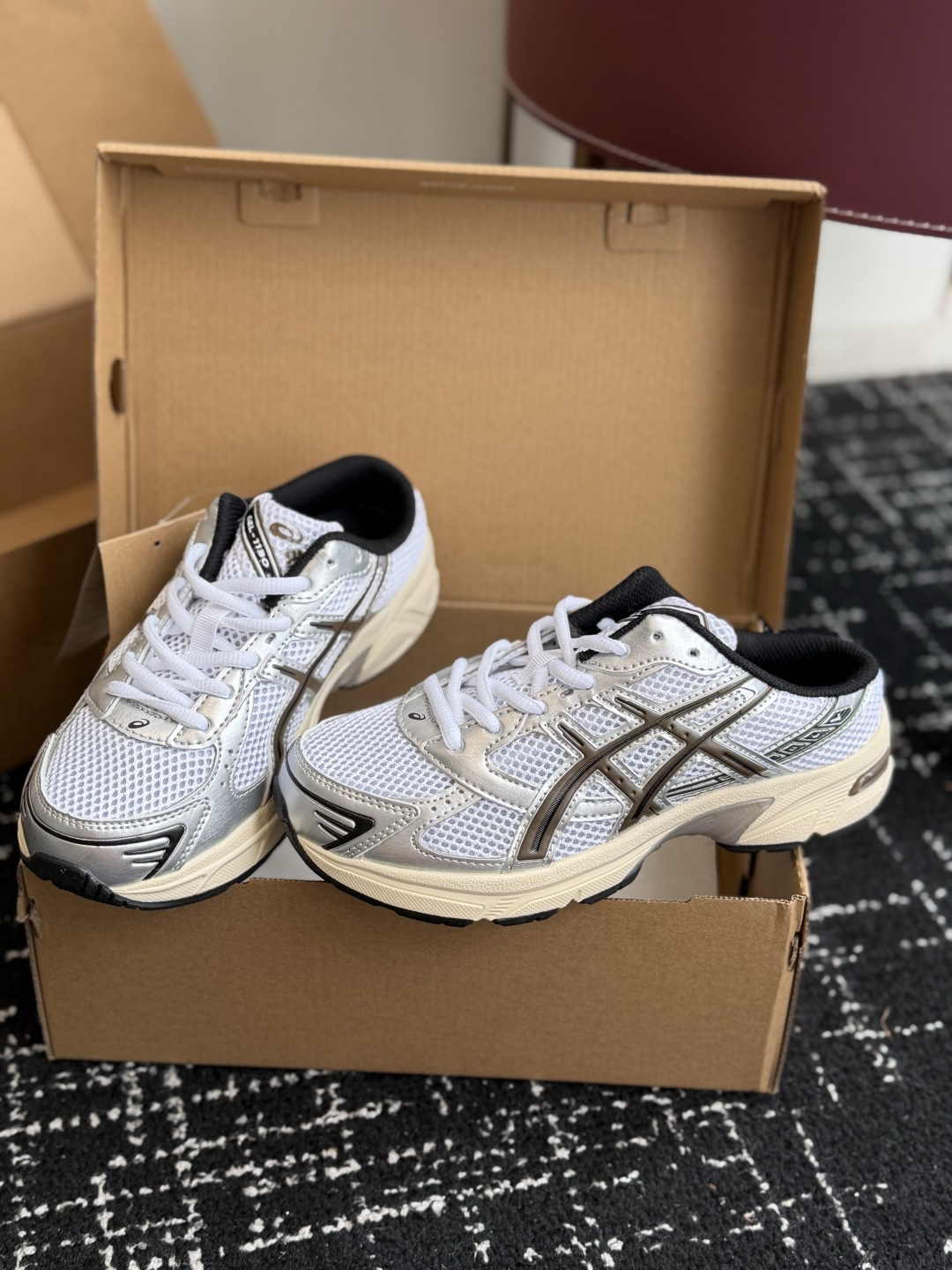 东莞代购级 ASICS Gel-1130 亚瑟士一脚蹬 舒适贴合包头拖鞋,将日系极简美学与人体工学科技完美融合。(便捷穿 东莞代购级 ASICS Gel-1130 亚瑟士一脚蹬 舒适贴合包头拖鞋,将日系极简美学与人体工学科技完美融合。(便捷穿