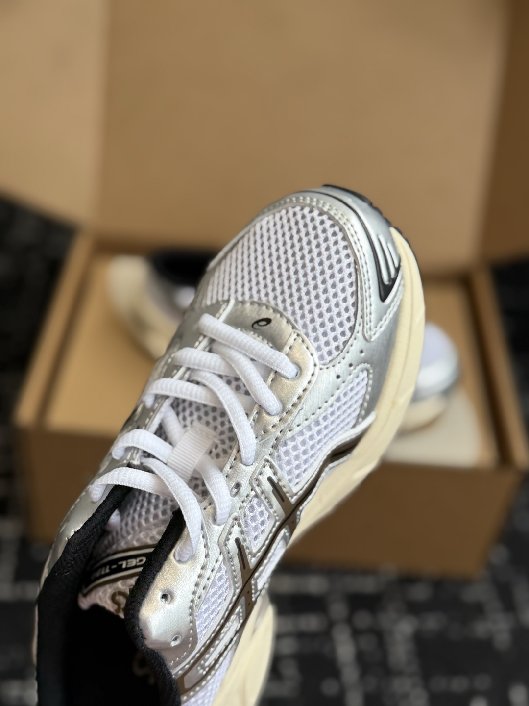 东莞代购级 ASICS Gel-1130 亚瑟士一脚蹬 舒适贴合包头拖鞋,将日系极简美学与人体工学科技完美融合。(便捷穿 东莞代购级 ASICS Gel-1130 亚瑟士一脚蹬 舒适贴合包头拖鞋,将日系极简美学与人体工学科技完美融合。(便捷穿