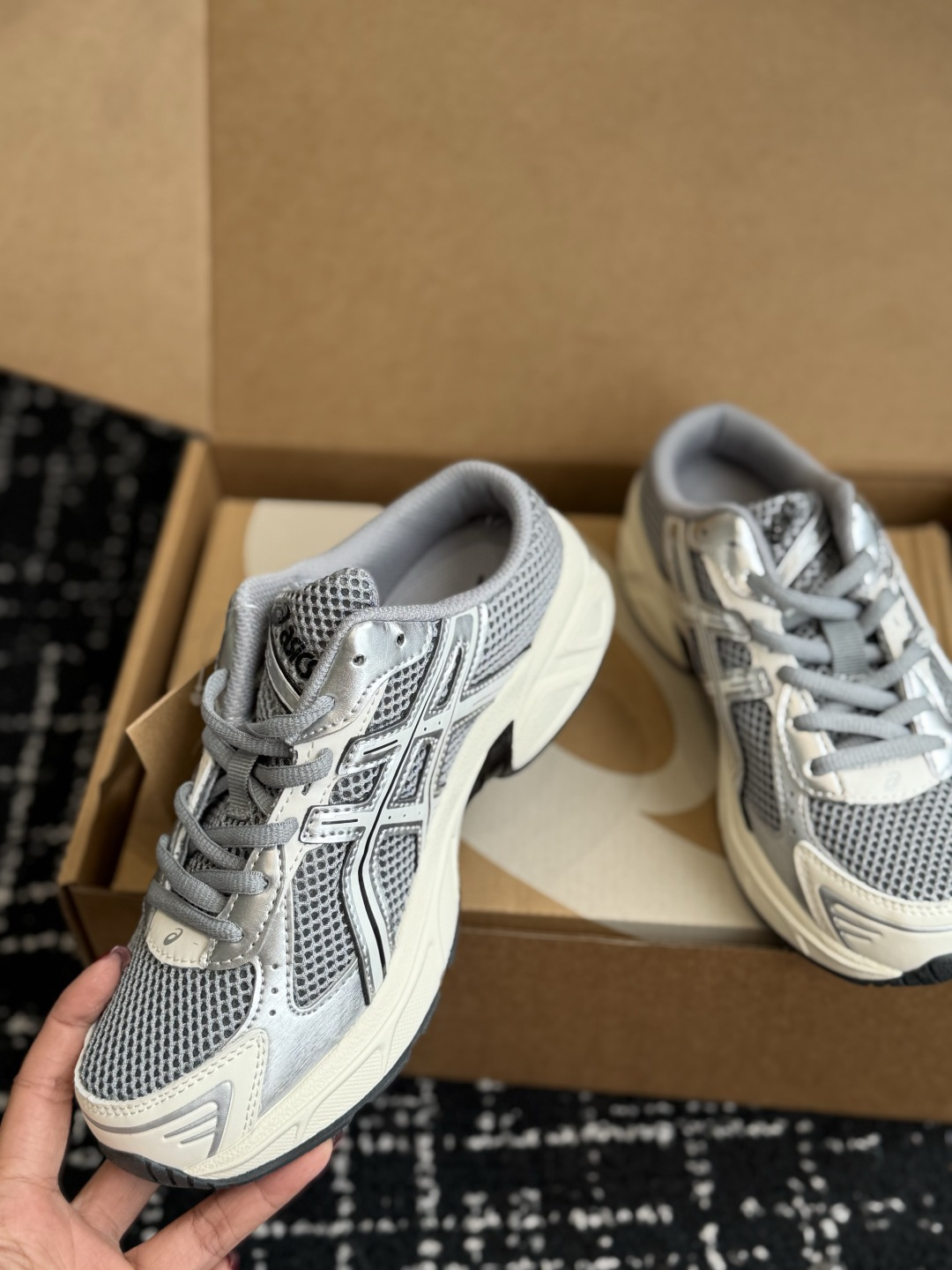 东莞代购级 ASICS Gel-1130 亚瑟士一脚蹬 舒适贴合包头拖鞋,将日系极简美学与人体工学科技完美融合。(便捷穿 东莞代购级 ASICS Gel-1130 亚瑟士一脚蹬 舒适贴合包头拖鞋,将日系极简美学与人体工学科技完美融合。(便捷穿