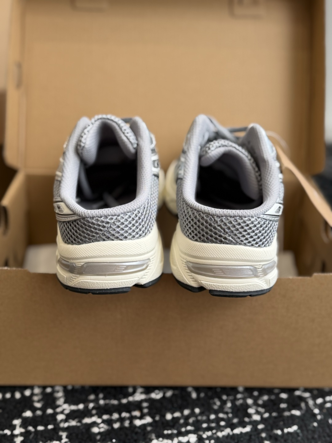 东莞代购级 ASICS Gel-1130 亚瑟士一脚蹬 舒适贴合包头拖鞋,将日系极简美学与人体工学科技完美融合。(便捷穿 东莞代购级 ASICS Gel-1130 亚瑟士一脚蹬 舒适贴合包头拖鞋,将日系极简美学与人体工学科技完美融合。(便捷穿