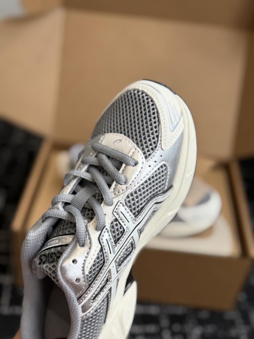 东莞代购级 ASICS Gel-1130 亚瑟士一脚蹬 舒适贴合包头拖鞋,将日系极简美学与人体工学科技完美融合。(便捷穿 东莞代购级 ASICS Gel-1130 亚瑟士一脚蹬 舒适贴合包头拖鞋,将日系极简美学与人体工学科技完美融合。(便捷穿