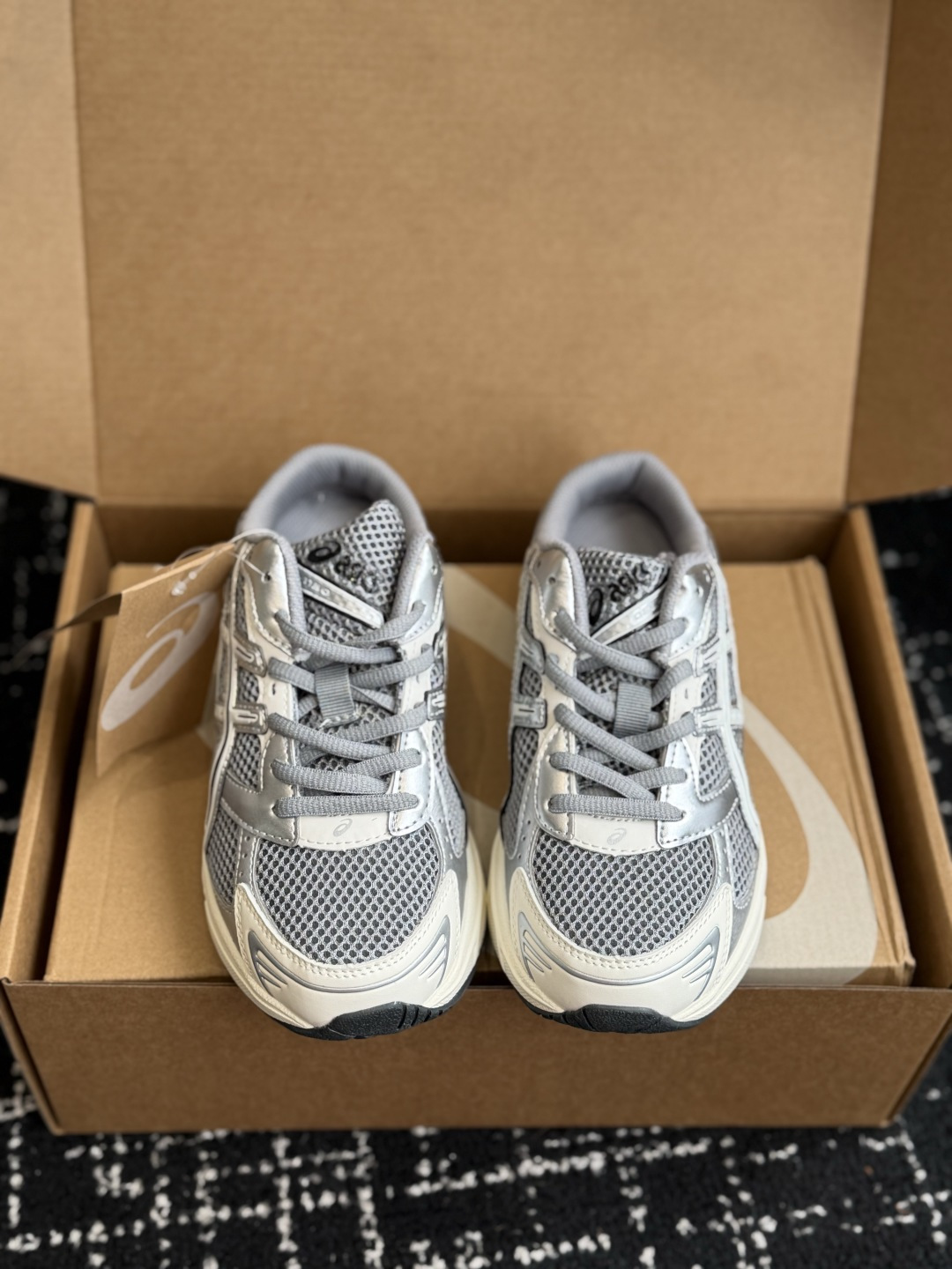 东莞代购级 ASICS Gel-1130 亚瑟士一脚蹬 舒适贴合包头拖鞋,将日系极简美学与人体工学科技完美融合。(便捷穿 东莞代购级 ASICS Gel-1130 亚瑟士一脚蹬 舒适贴合包头拖鞋,将日系极简美学与人体工学科技完美融合。(便捷穿