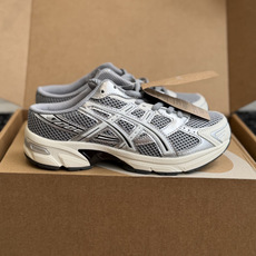 东莞代购级 ASICS Gel-1130 亚瑟士一脚蹬 舒适贴合包头拖鞋,将日系极简美学与人体工学科技完美融合。(便捷穿 东莞代购级 ASICS Gel-1130 亚瑟士一脚蹬 舒适贴合包头拖鞋,将日系极简美学与人体工学科技完美融合。(便捷穿
