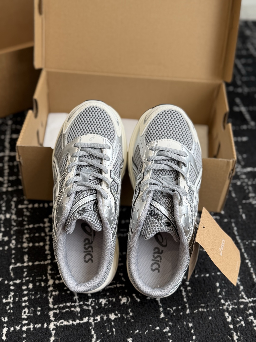 东莞代购级 ASICS Gel-1130 亚瑟士一脚蹬 舒适贴合包头拖鞋,将日系极简美学与人体工学科技完美融合。(便捷穿 东莞代购级 ASICS Gel-1130 亚瑟士一脚蹬 舒适贴合包头拖鞋,将日系极简美学与人体工学科技完美融合。(便捷穿