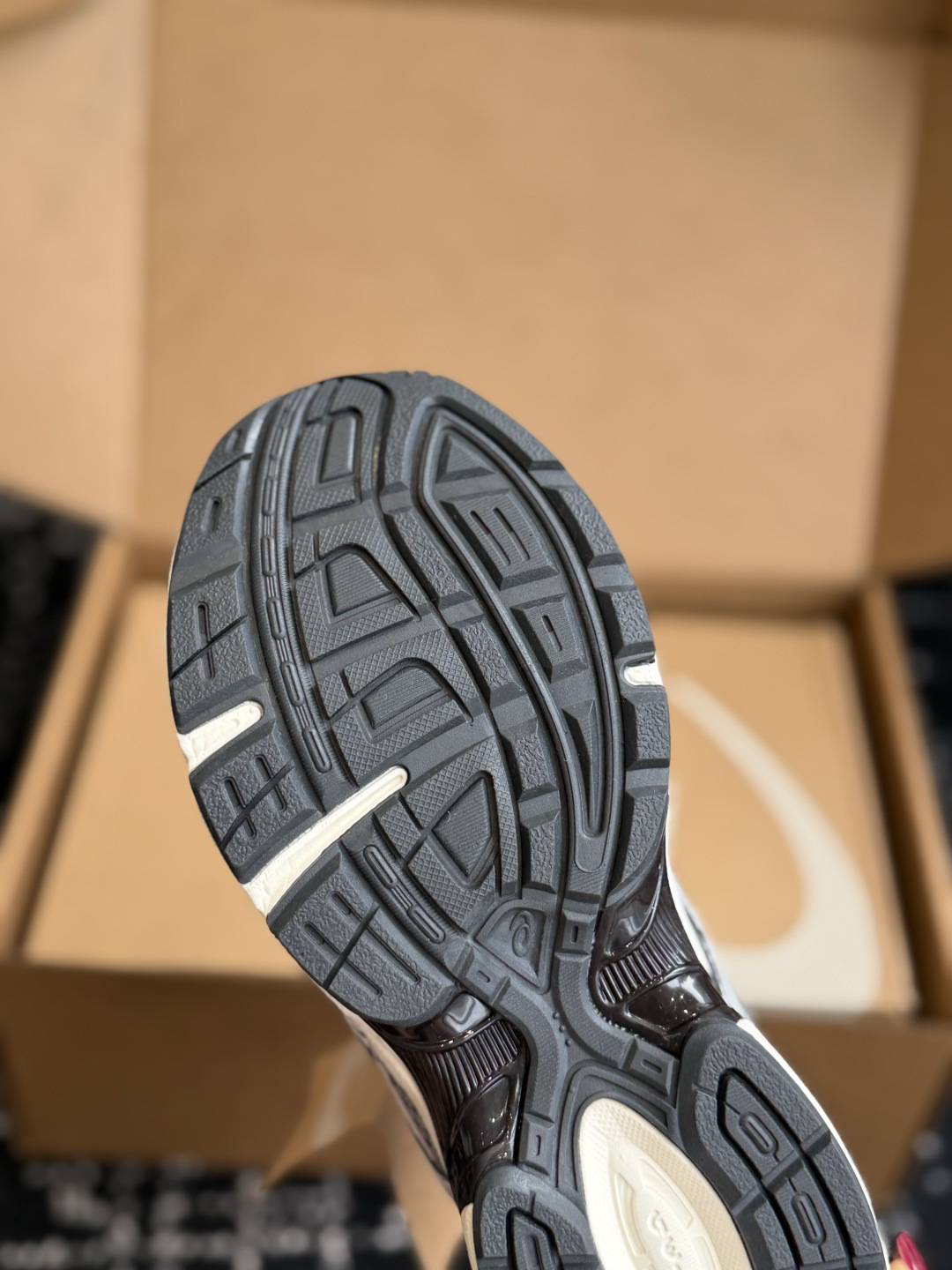 东莞代购级 ASICS Gel-1130 亚瑟士一脚蹬 舒适贴合包头拖鞋,将日系极简美学与人体工学科技完美融合。(便捷穿 东莞代购级 ASICS Gel-1130 亚瑟士一脚蹬 舒适贴合包头拖鞋,将日系极简美学与人体工学科技完美融合。(便捷穿