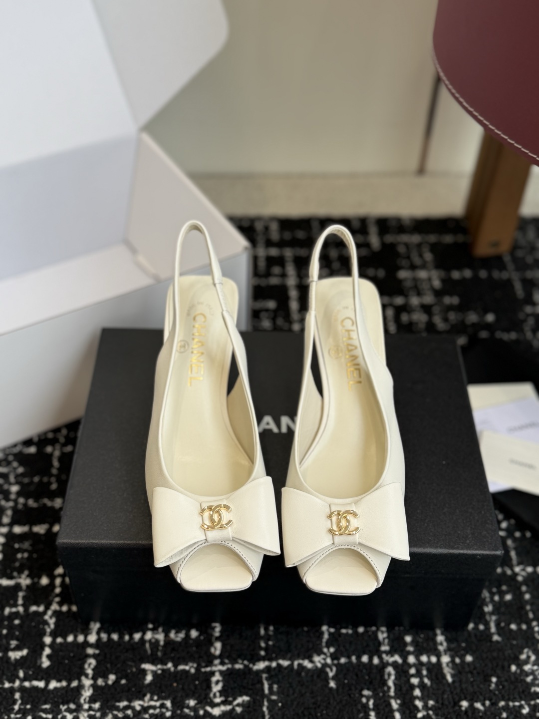 代购级 chanel 小香 26ss最新鱼嘴方头高跟鞋 蝴蝶结凉鞋 轻奢而不累脚、上脚可随意搭配春夏的服饰、更加彰显质感 代购级 chanel 小香 26ss最新鱼嘴方头高跟鞋 蝴蝶结凉鞋 轻奢而不累脚、上脚可随意搭配春夏的服饰、更加彰显质感