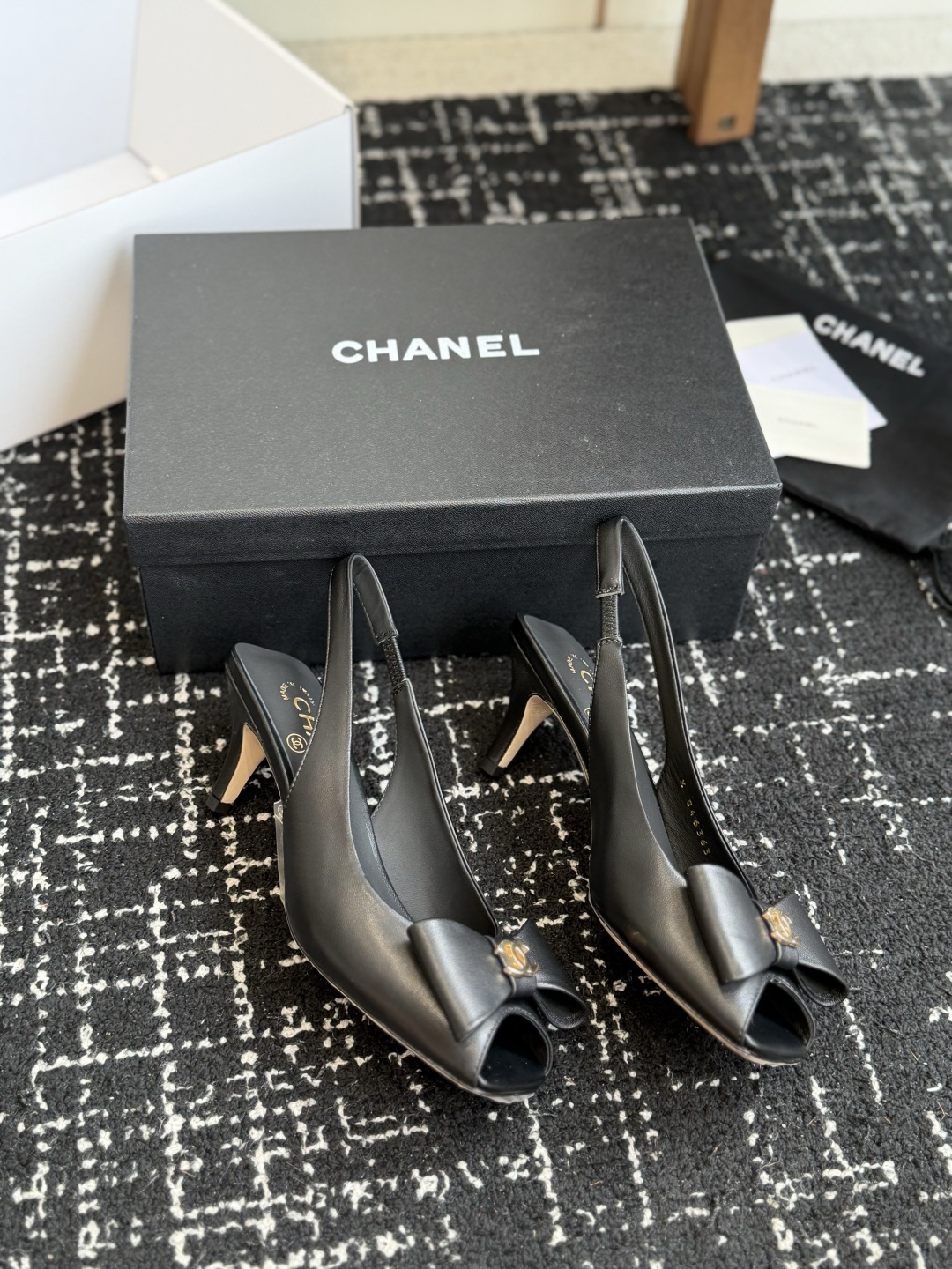 代购级 chanel 小香 26ss最新鱼嘴方头高跟鞋 蝴蝶结凉鞋 轻奢而不累脚、上脚可随意搭配春夏的服饰、更加彰显质感 代购级 chanel 小香 26ss最新鱼嘴方头高跟鞋 蝴蝶结凉鞋 轻奢而不累脚、上脚可随意搭配春夏的服饰、更加彰显质感
