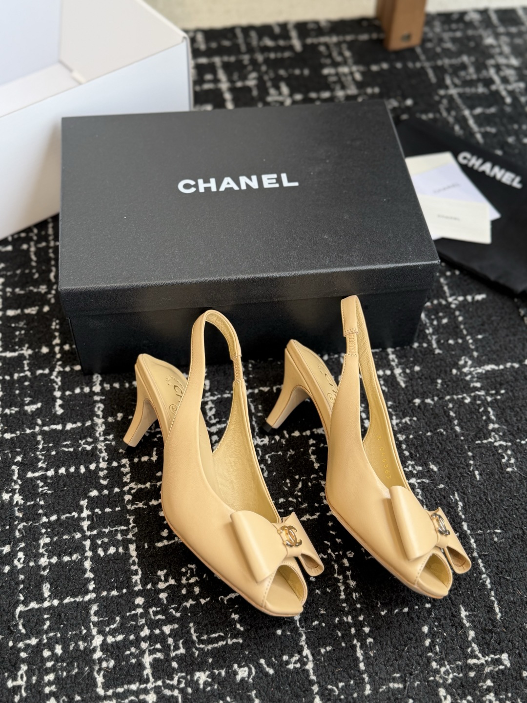 代购级 chanel 小香 26ss最新鱼嘴方头高跟鞋 蝴蝶结凉鞋 轻奢而不累脚、上脚可随意搭配春夏的服饰、更加彰显质感 代购级 chanel 小香 26ss最新鱼嘴方头高跟鞋 蝴蝶结凉鞋 轻奢而不累脚、上脚可随意搭配春夏的服饰、更加彰显质感