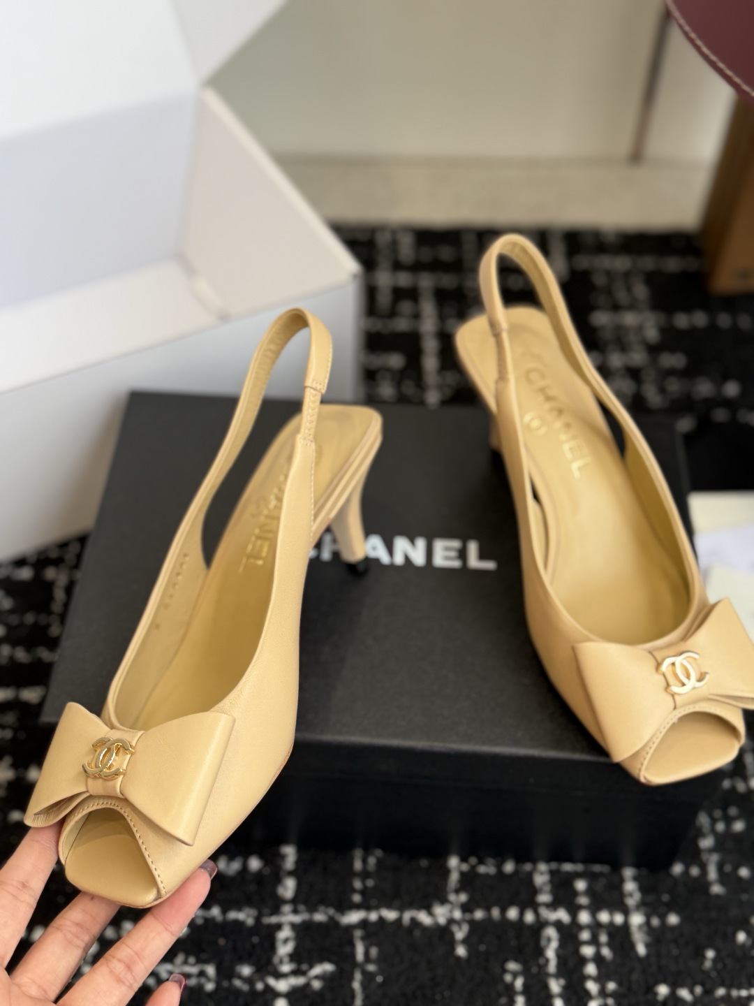 代购级 chanel 小香 26ss最新鱼嘴方头高跟鞋 蝴蝶结凉鞋 轻奢而不累脚、上脚可随意搭配春夏的服饰、更加彰显质感 代购级 chanel 小香 26ss最新鱼嘴方头高跟鞋 蝴蝶结凉鞋 轻奢而不累脚、上脚可随意搭配春夏的服饰、更加彰显质感
