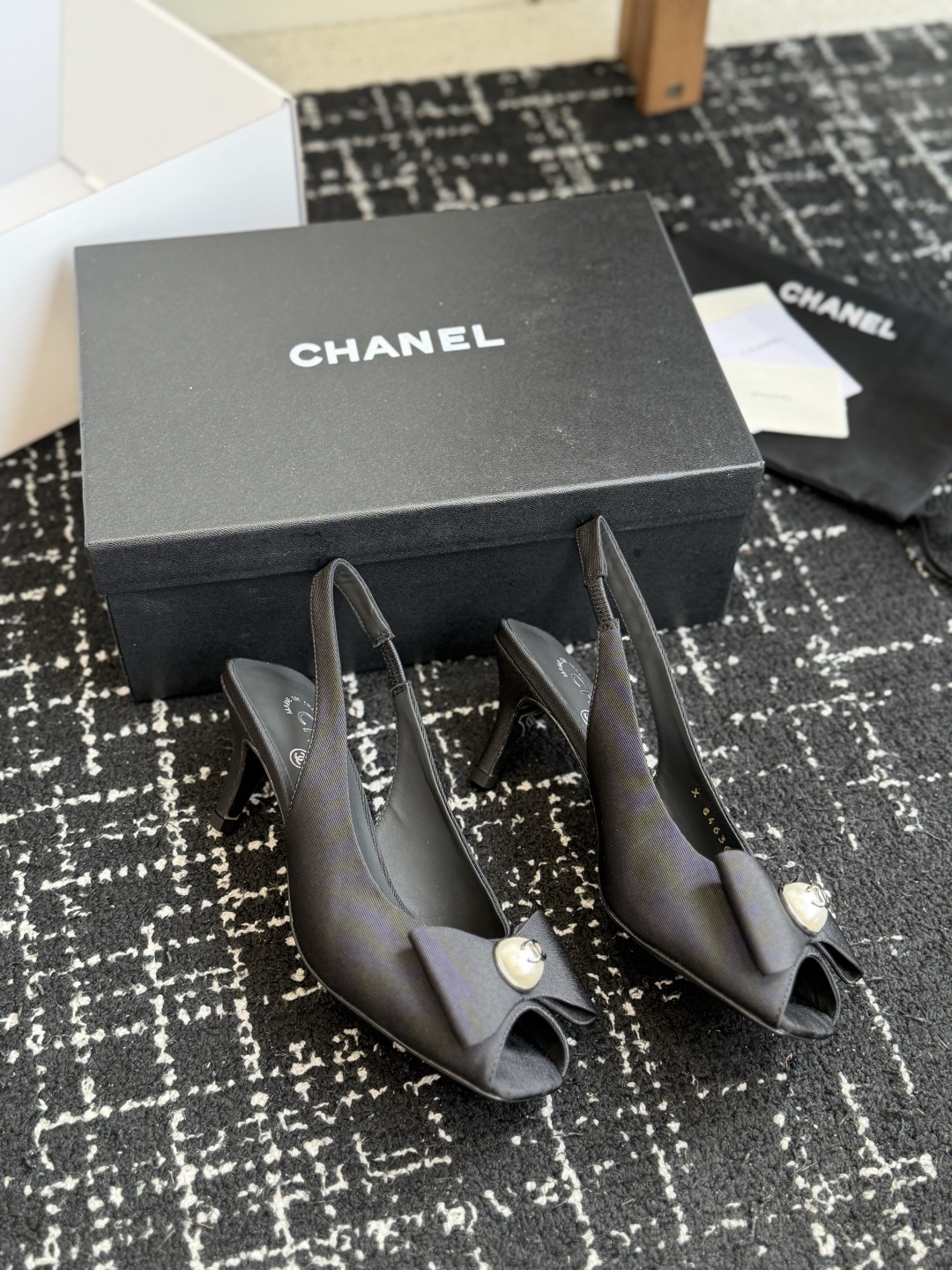 代购级 chanel 小香 26ss最新鱼嘴方头高跟鞋 蝴蝶结凉鞋 轻奢而不累脚、上脚可随意搭配春夏的服饰、更加彰显质感 代购级 chanel 小香 26ss最新鱼嘴方头高跟鞋 蝴蝶结凉鞋 轻奢而不累脚、上脚可随意搭配春夏的服饰、更加彰显质感