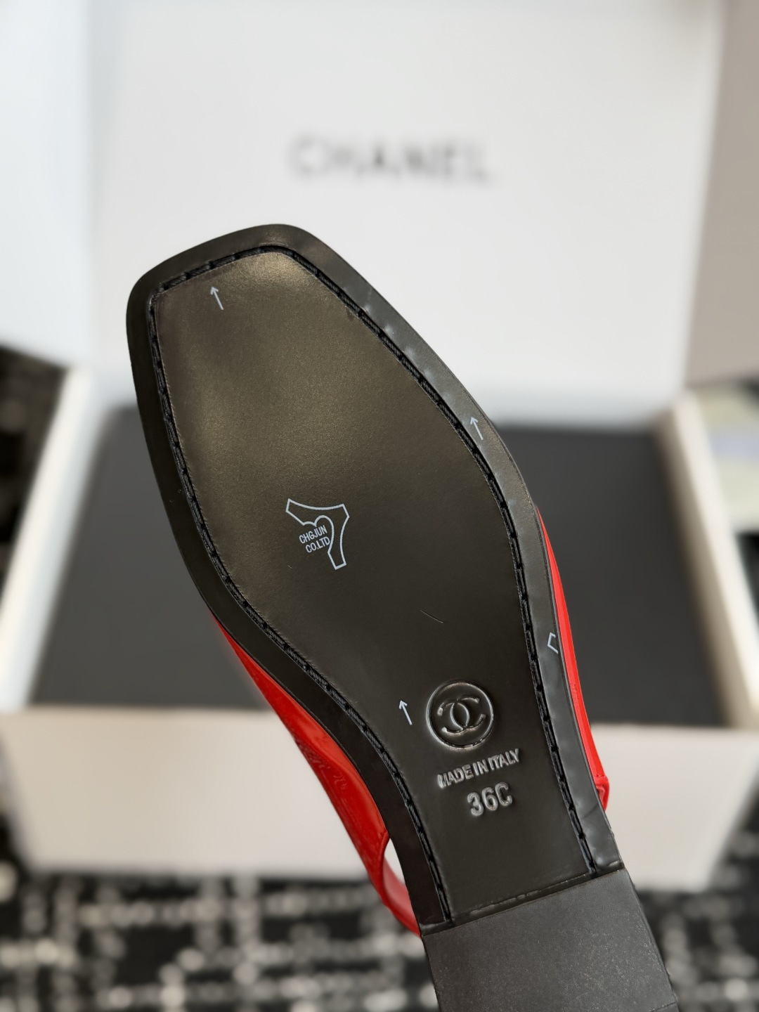 代购级 Chanel26SS新款方头凉拖鞋 经典方头鞋型自带复古高级感,拼色设计瞬间点亮整体造型,把香奈儿的品牌辨识度拉 代购级 Chanel26SS新款方头凉拖鞋 经典方头鞋型自带复古高级感,拼色设计瞬间点亮整体造型,把香奈儿的品牌辨识度拉