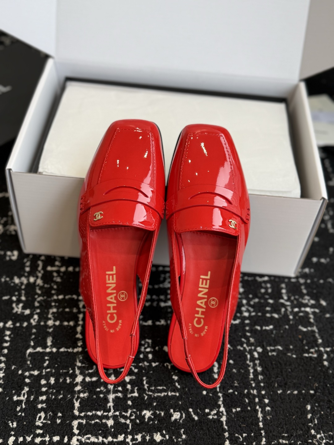 代购级 Chanel26SS新款方头凉拖鞋 经典方头鞋型自带复古高级感,拼色设计瞬间点亮整体造型,把香奈儿的品牌辨识度拉 代购级 Chanel26SS新款方头凉拖鞋 经典方头鞋型自带复古高级感,拼色设计瞬间点亮整体造型,把香奈儿的品牌辨识度拉