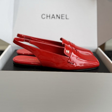代购级 Chanel26SS新款方头凉拖鞋 经典方头鞋型自带复古高级感,拼色设计瞬间点亮整体造型,把香奈儿的品牌辨识度拉 代购级 Chanel26SS新款方头凉拖鞋 经典方头鞋型自带复古高级感,拼色设计瞬间点亮整体造型,把香奈儿的品牌辨识度拉